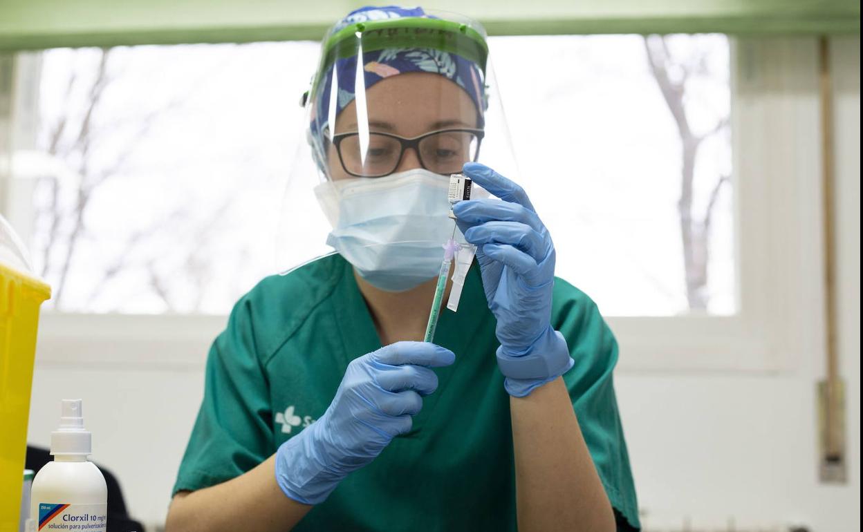 Una sanitaria prepara una dosis de la vacuna. a. mingueza