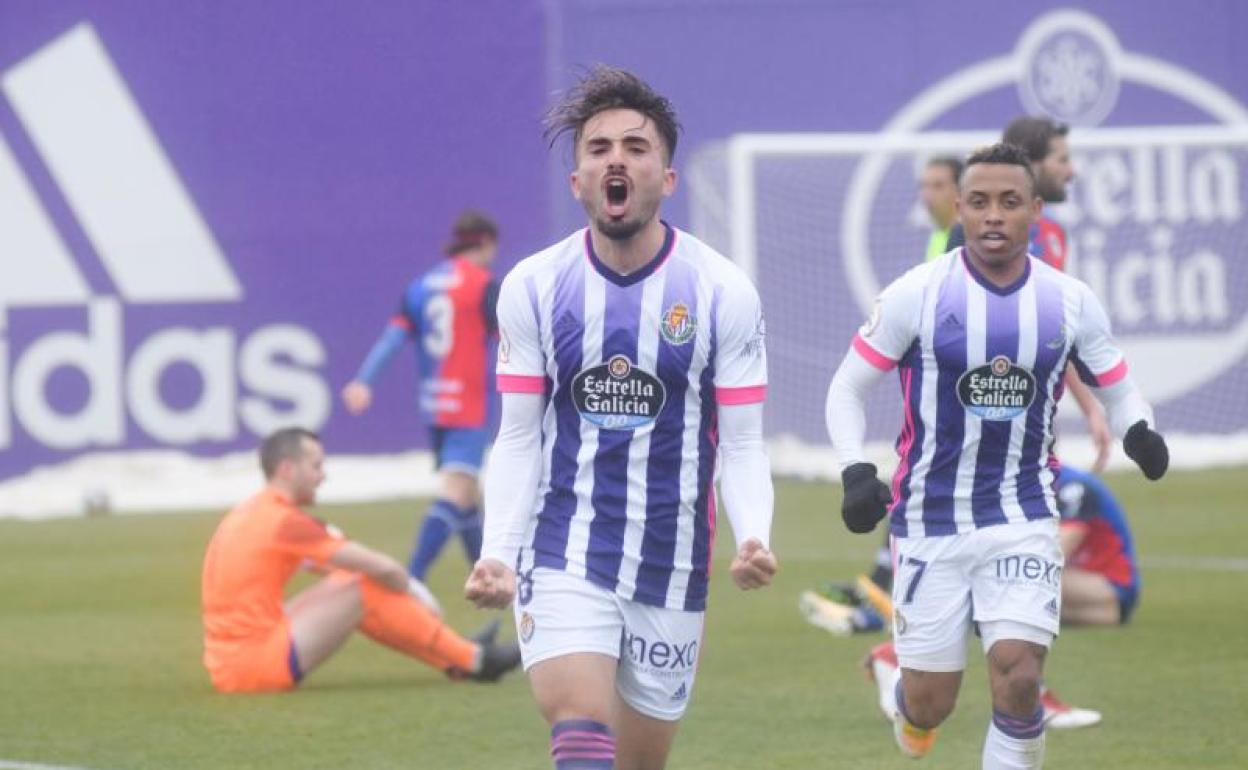 Fran Álvarez celebra el gol del empate para el Promesas, seguido por Paulo Vítor