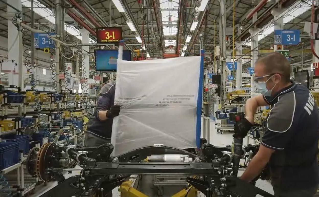 Dos trabajadores en las instalaciones de Iveco en Valladolid.