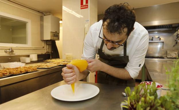 Roberto Terradillos en la cocina del restaurante Terra, en Palencia. 