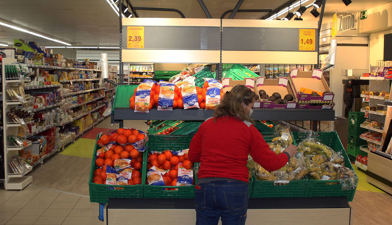 Imagen principal - Supermercados y autobuses vacíos y gasolineras con poca actividad.