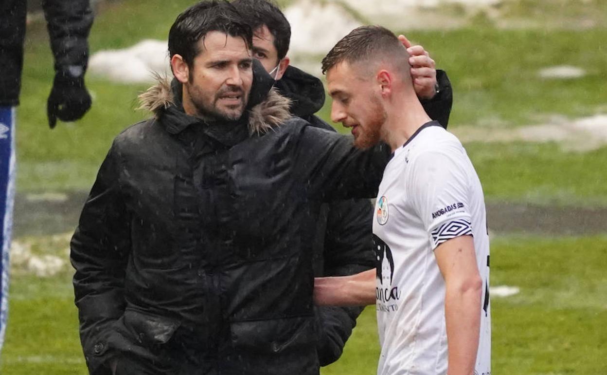 Lolo Escobar consuela a Sergio Molina en un partido anterior. 