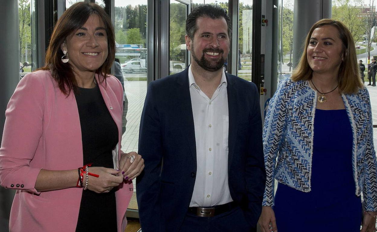 Luis Tudanca, entre Ana Sánchez y Virginia Barcones.