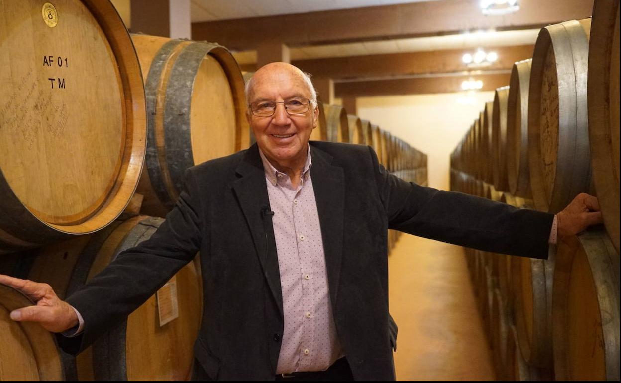 El bodeguero Manuel Fariña en la sala de barricas, en Toro (Zamora). 