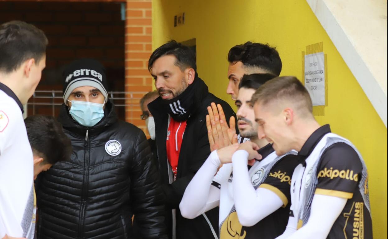 Hernán Pérez, junto a sus jugadores antes de saltar al campo. 