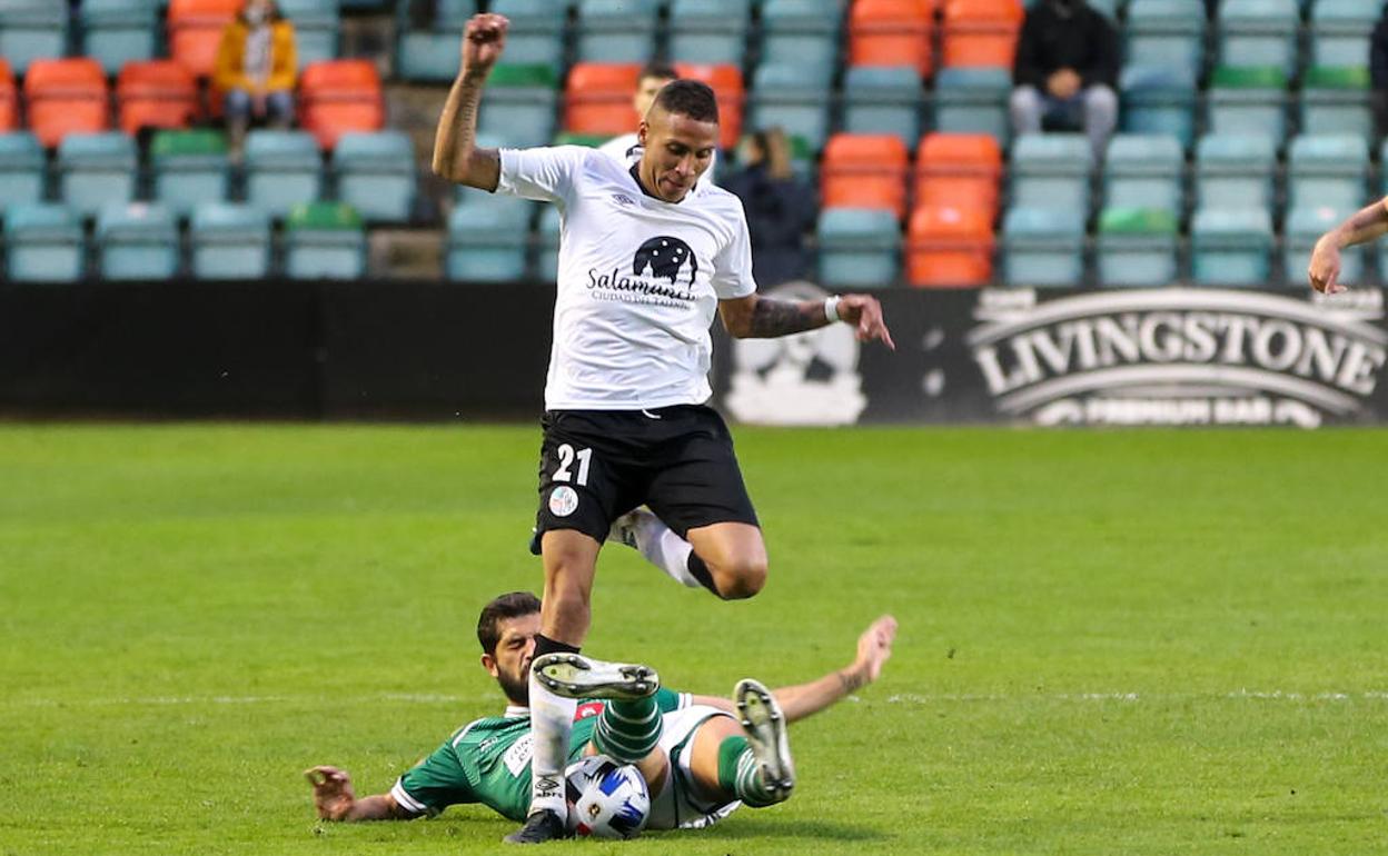 El Puma Chávez supera a un rival gallego en el Salamanca UDS-Coruxo de la primera vuelta.