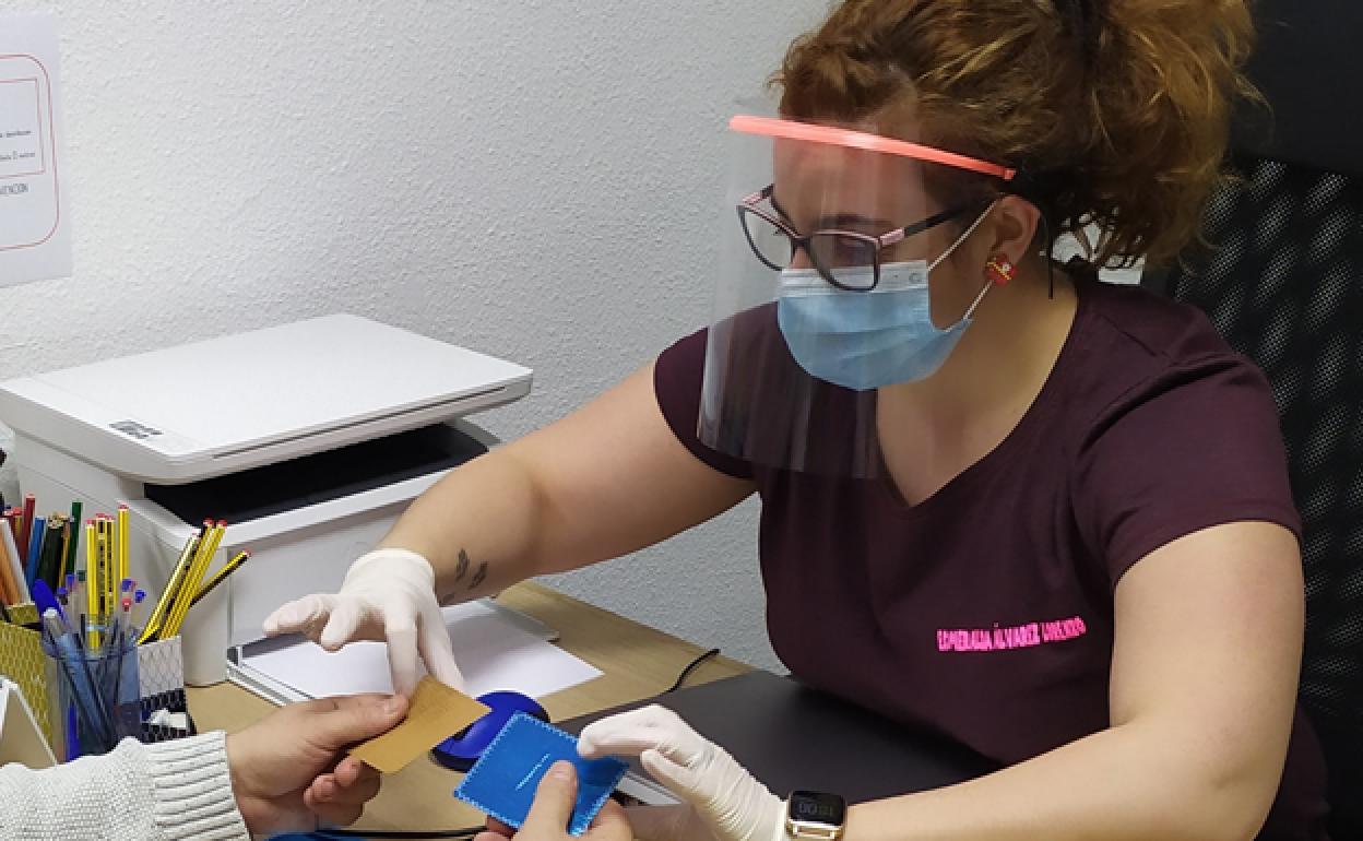 Esmeralda Álvarez atiende a una paciente. 