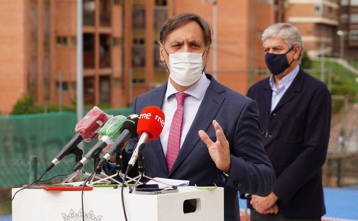 El acalde en primer término y Javier García Rubió detrás durante un acto.