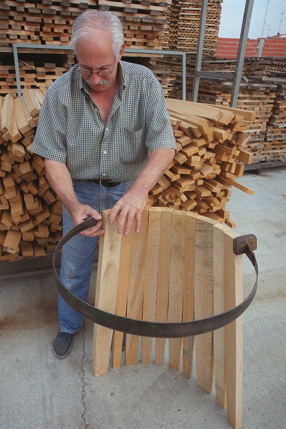 Mariano Burgos trabaja con una barrica en 2001.