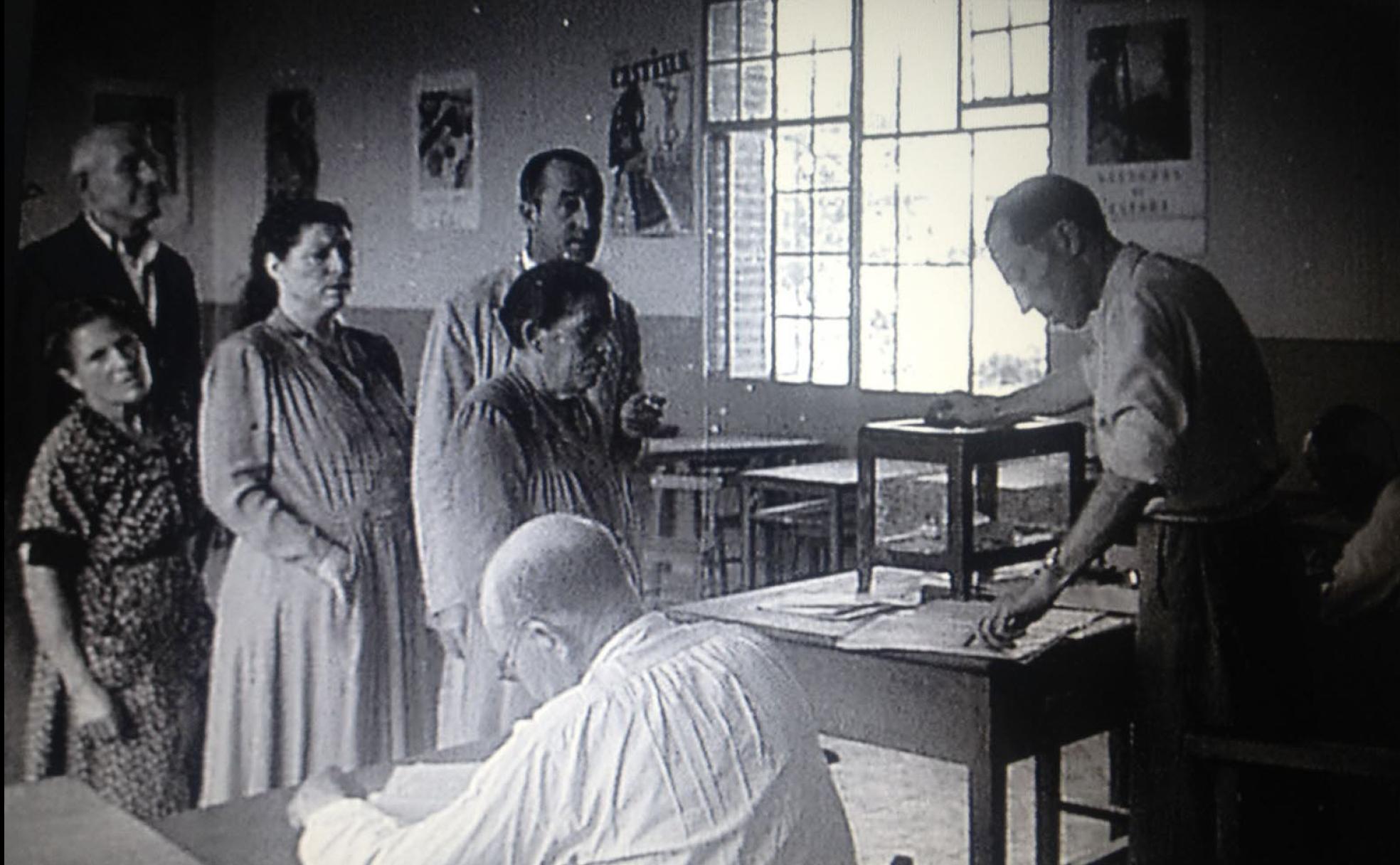 Madrileños votando en un Colegio electoral en el referéndum de la Ley de Sucesión de 1947.