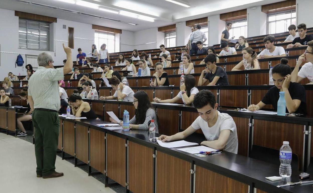 Un examen de la EBAU en la Universidad de Salamanca..