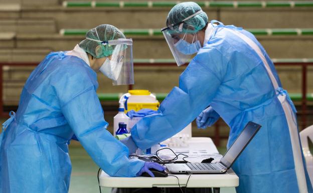 Los hospitales se refuerzan ante la covid y envían cirugías urgentes y de cáncer a la privada