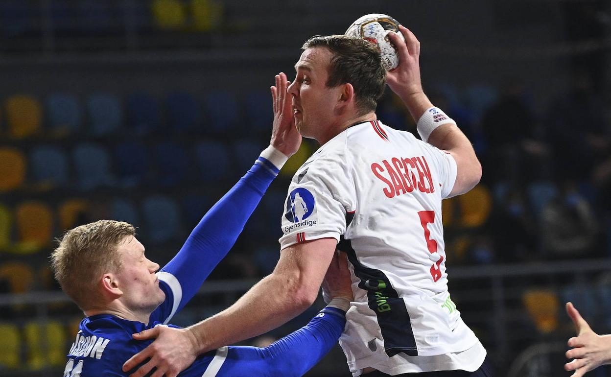 El islandés Gislason trasta de obstaculizar el lanzamiento de Sagosen, el mejor jugador de Noruega. 