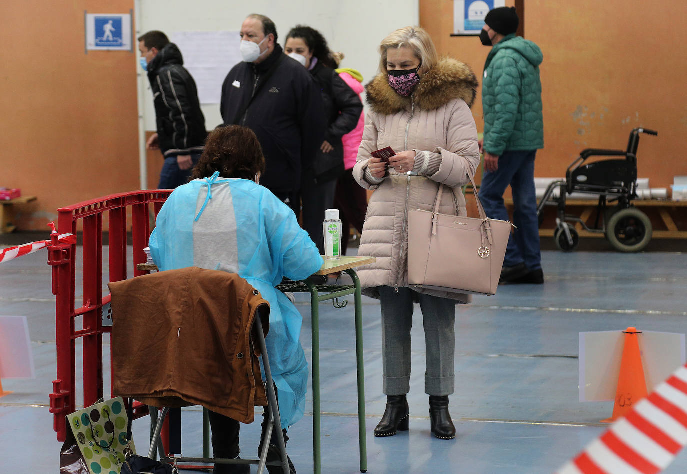 Largas colas durante la primera jornada de test de antígenos en Palencia. 