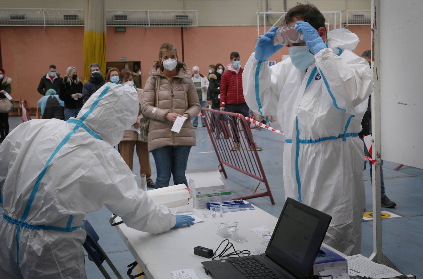 Largas colas durante la primera jornada de test de antígenos en Palencia. 