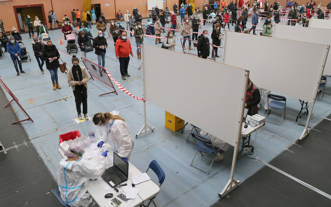 Largas colas durante la primera jornada de test de antígenos en Palencia. 