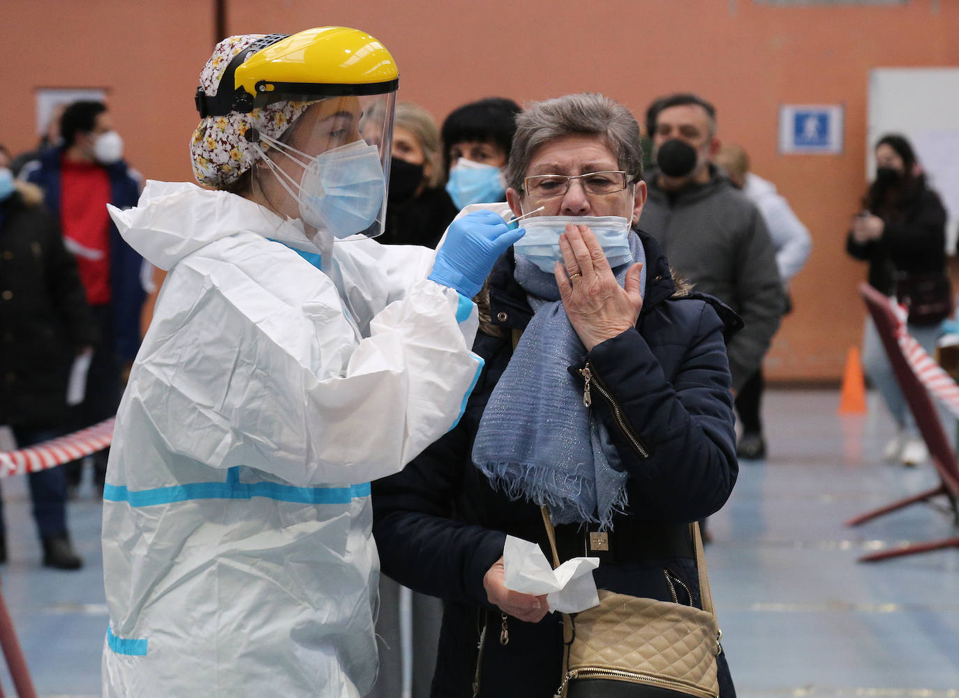 Largas colas durante la primera jornada de test de antígenos en Palencia. 