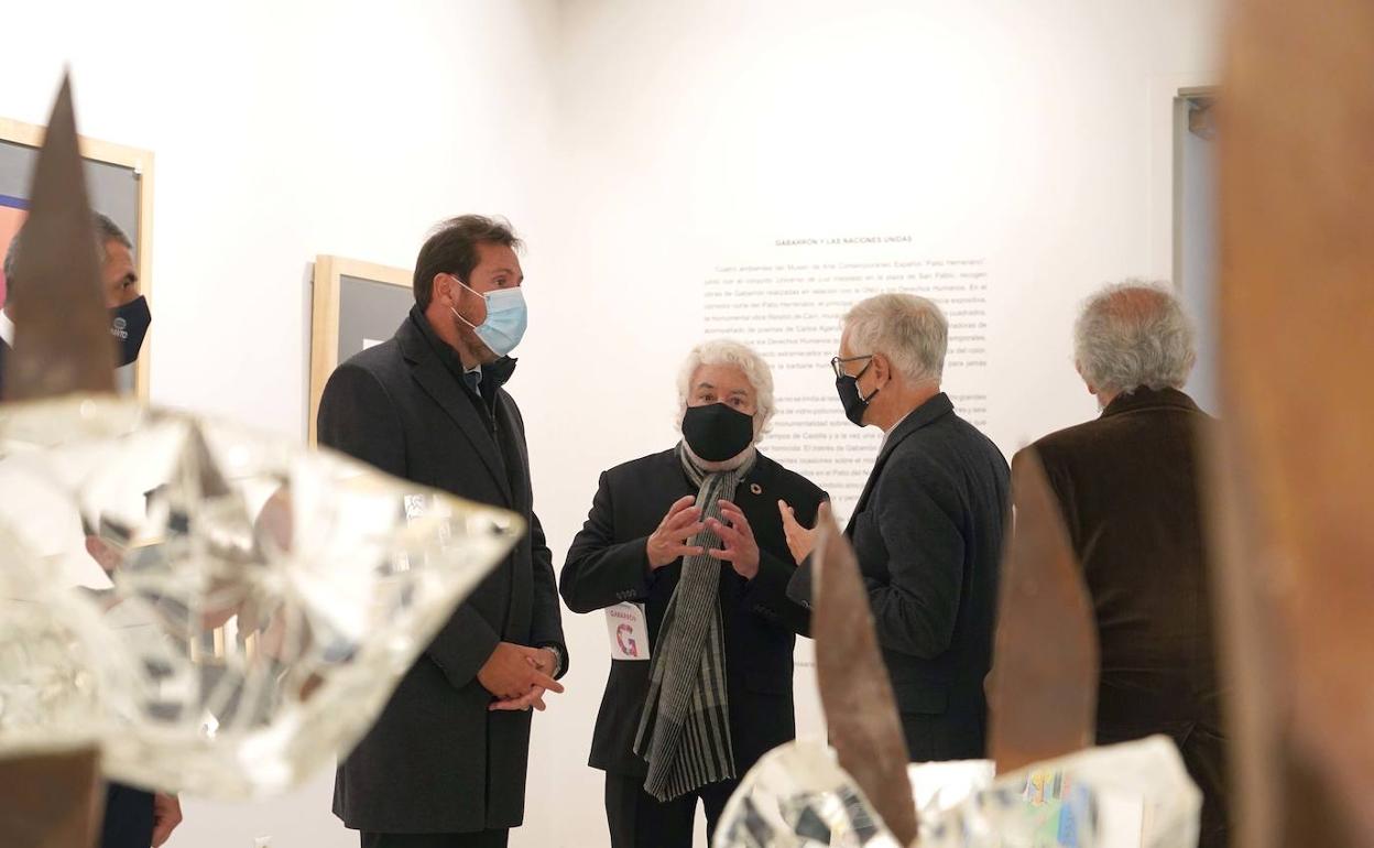 Óscar Puente, Cristóbal Gabarrón y Miguel Zalama, en la inauguración de la muestra el 24 de octubre. 