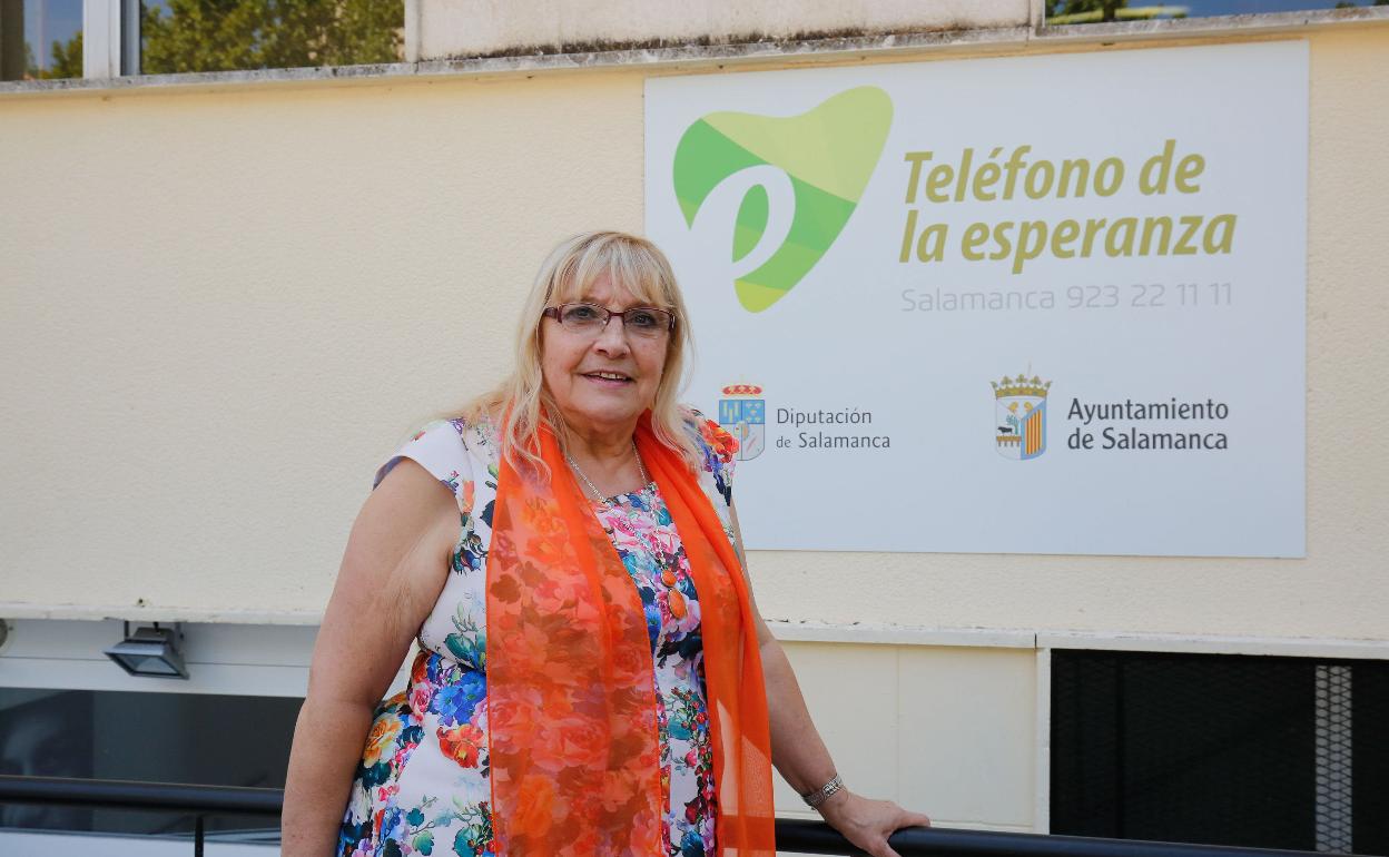 Carmen Igea, presidenta del Teléfono de la Esperanza de Salamanca, en una imagen de archivo en la puerta de la sede.