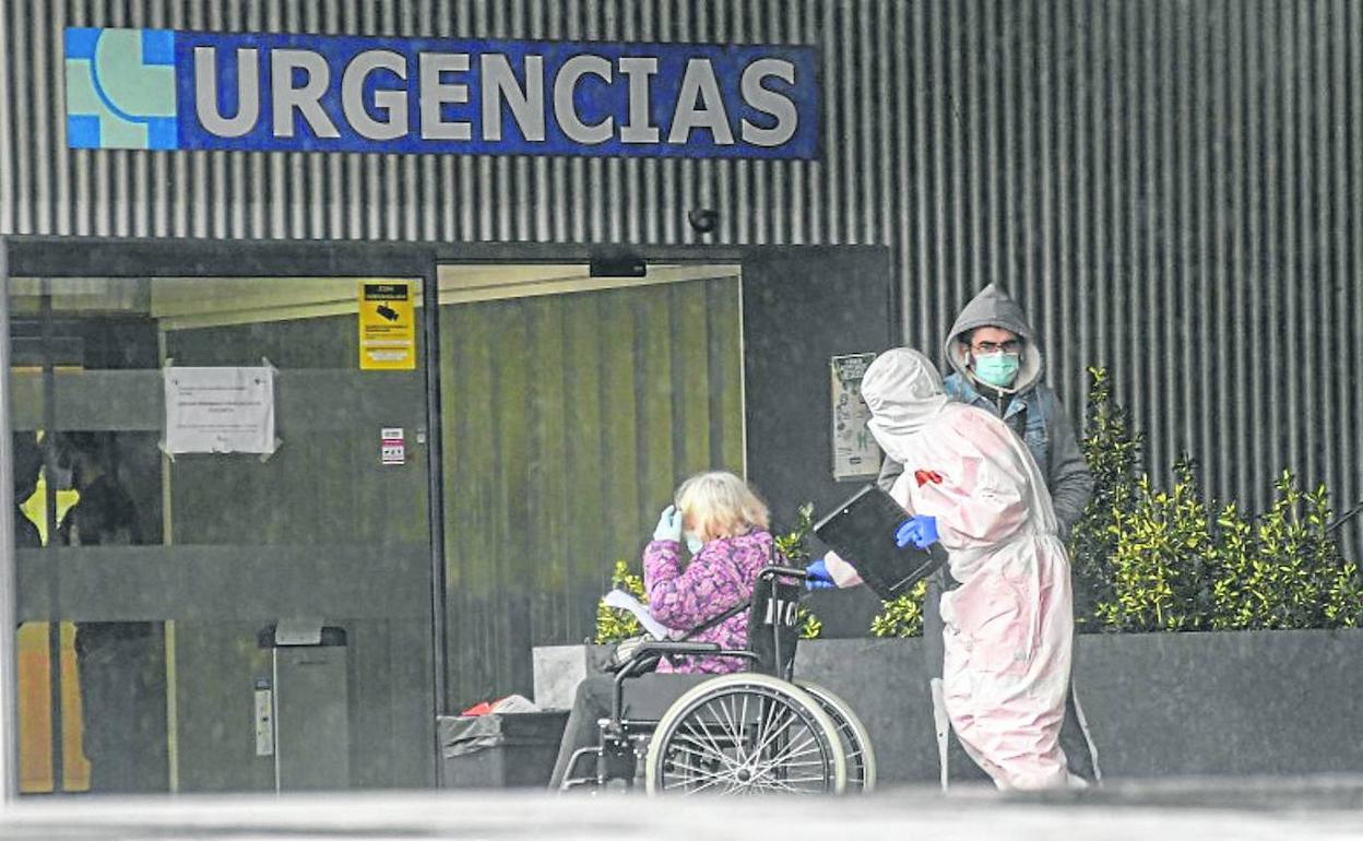 Una paciente es acompañada a la entrada de Urgencias del Clínico de Valladolid. 