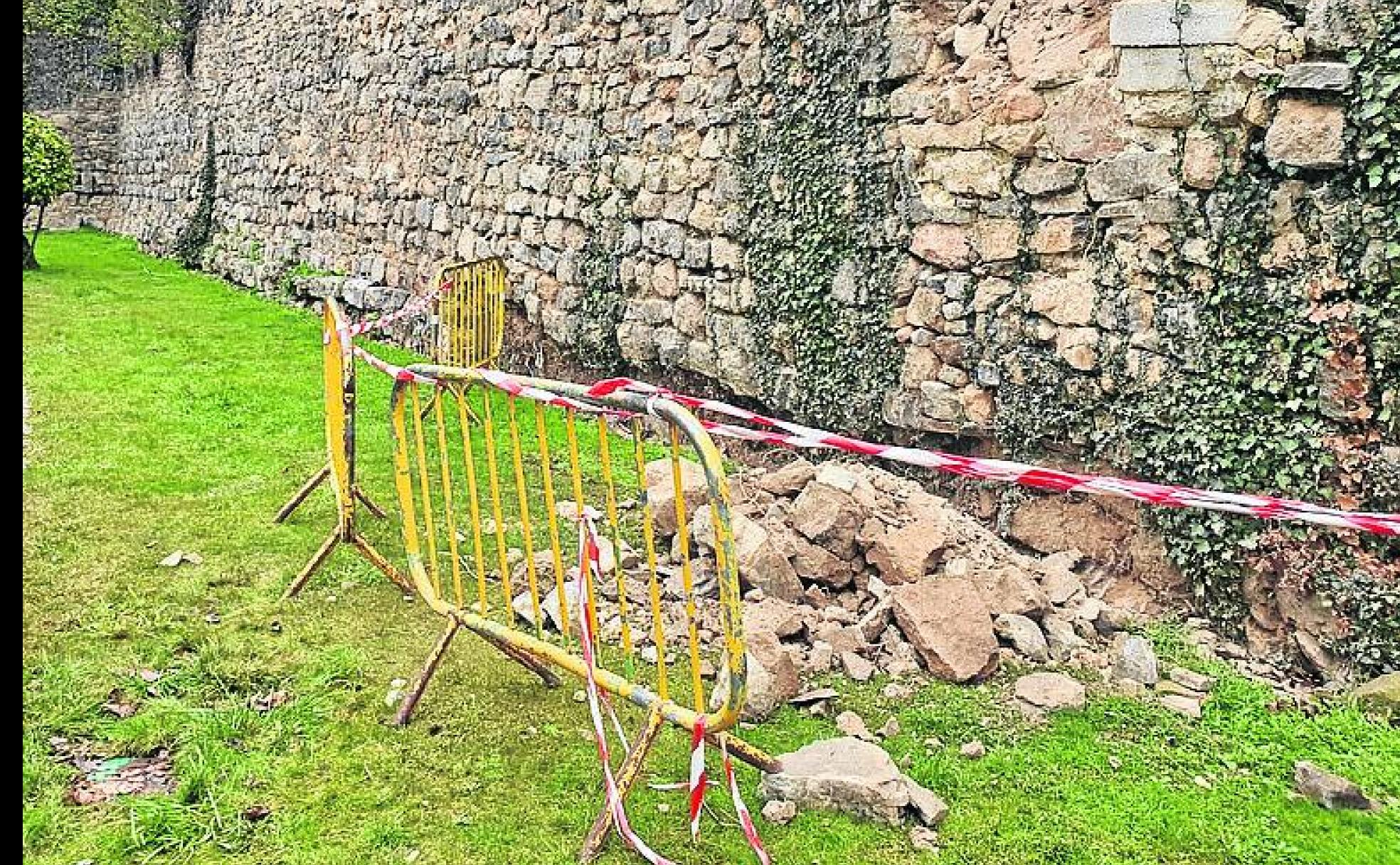 Piedras desprendidas de la muralla, con la zona acotada.