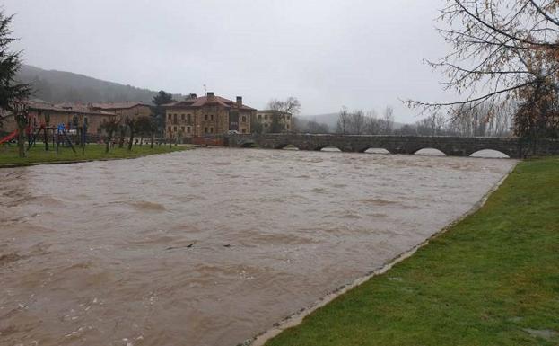 El Duero alcanzó el casco urbano de la localidad soriana de Salduero.