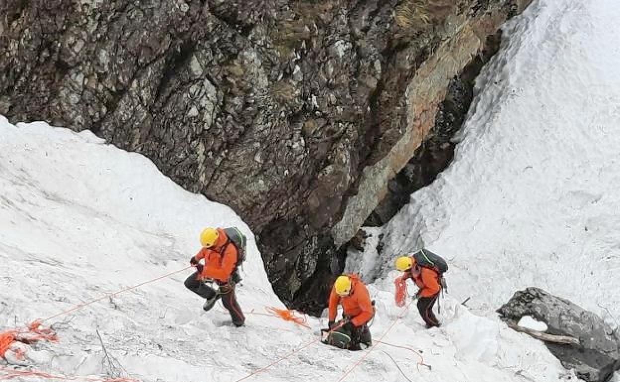 Equipos de rescate en la zona en la tuvo lugar la avalancha.