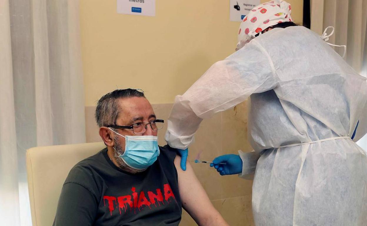 Vicente Mirón fue la primera persona que recibió la vacuna en Extremadura.