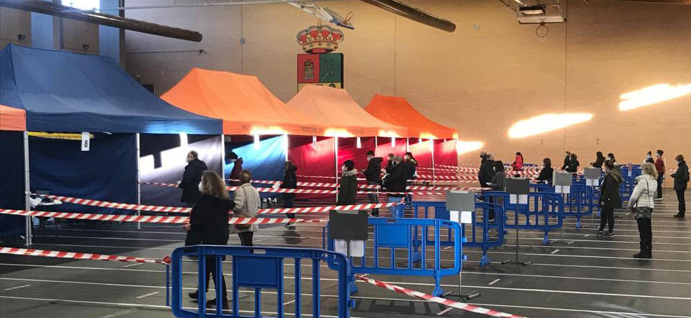 Las carpas para el cribado instaladas en el polideportivo de La Cistérniga. 