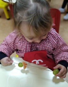 Imagen secundaria 2 - Diferentes momentos de la elaboración de las bochetas en el Centro Infantil Claret
