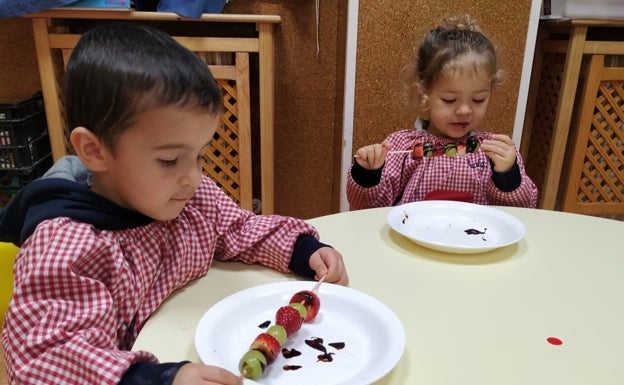 Imagen principal - Diferentes momentos de la elaboración de las bochetas en el Centro Infantil Claret