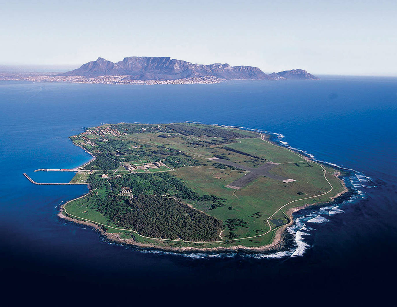 1.- Isla Robben (Ciudad del Cabo, Sudáfrica) | En la sudafricana isla Robben estuvo preso Nelson Mandela. Este escueto pedazo de tierra de Table Bay, frente a Ciudad del Cabo, fue la cárcel de los colonizadores holandeses desde 1650. Ahora el presidio es patrimonio mundial y los circuitos guiados que lo recorren —desde la celda de Mandela hasta la cantera donde realizó trabajos forzados— transmiten las penurias sufridas allí.