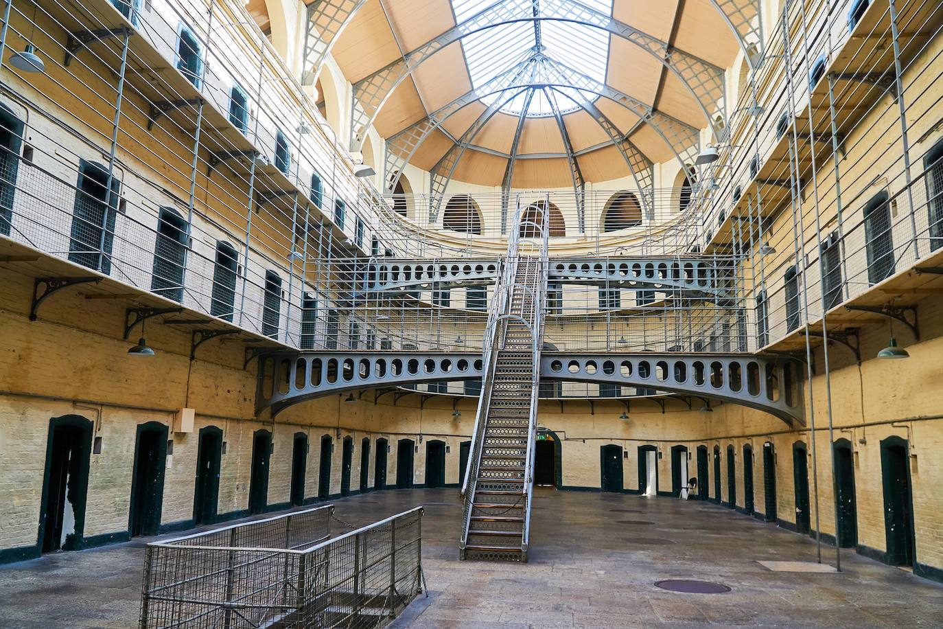 10.- Cárcel de Kilmainham Gaol (Dublín, Irlanda) | En esta cárcel acabaron muchos de los rebeldes que lucharon por la independencia irlandesa. Desde 1971, Kilmainham Gaol está abierto al público, sobre todo su ala victoriana. Allí fue donde se rodó buena parte de la película 'En el nombre del padre', en 1993. También reconoceremos esta prisión en otras películas como 'Michael Collins' (1996).