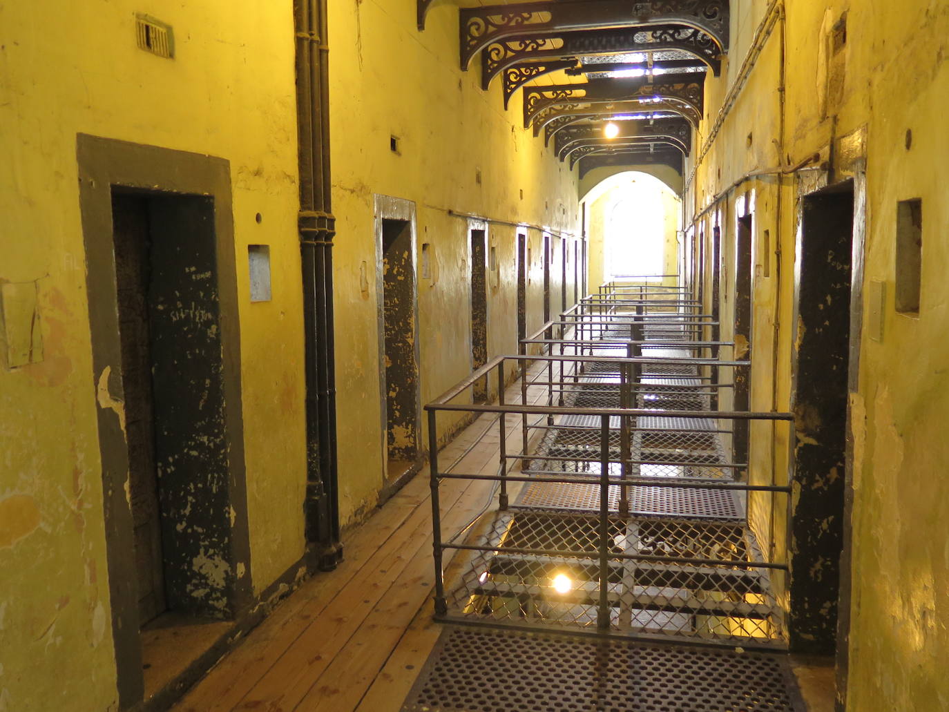10.- Cárcel de Kilmainham Gaol (Dublín, Irlanda) | En esta cárcel acabaron muchos de los rebeldes que lucharon por la independencia irlandesa. Desde 1971, Kilmainham Gaol está abierto al público, sobre todo su ala victoriana. Allí fue donde se rodó buena parte de la película 'En el nombre del padre', en 1993. También reconoceremos esta prisión en otras películas como 'Michael Collins' (1996).