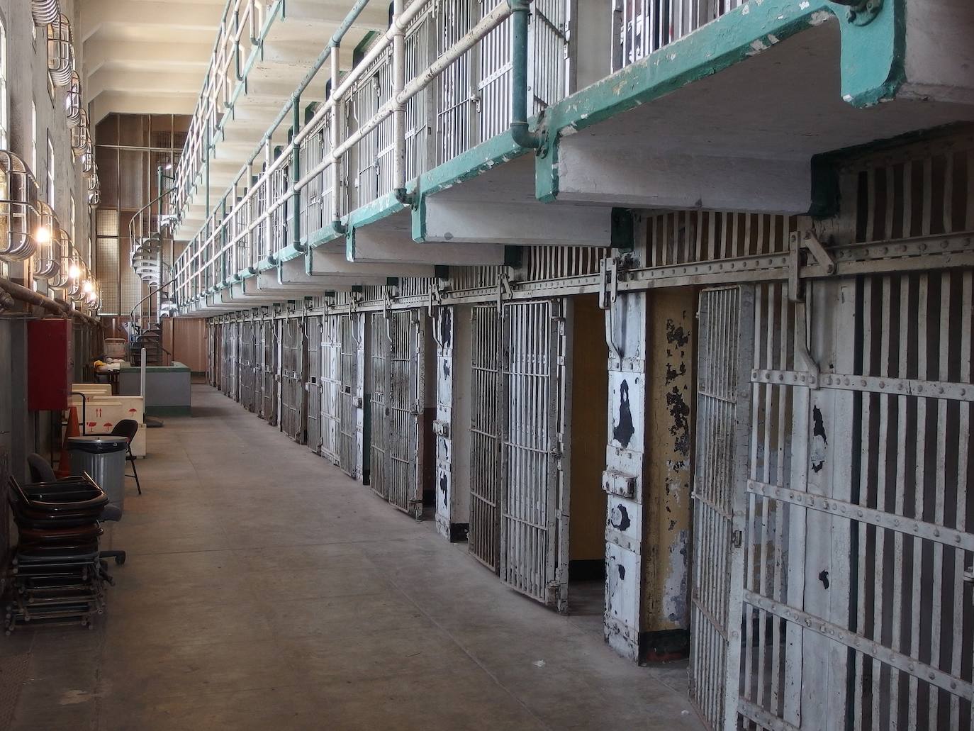 2.- Alcatraz (San Francisco, Estados Unidos) | Alcatraz, isla natural de la bahía de San Francisco es, probablemente, la cárcel más famosa del mundo, aunque solo funcionara como tal durante 29 años (de 1934 a 1963). Alcatraz fue una superprisión, un experimento penitenciario ante el incremento de los crímenes en Estados Unidos tras la Gran Depresión de la década de 1930. En 'La Roca', como también era conocida, estuvieron algunos de los mafiosos más conocidos de la época, como Al Capone o Robert Birdman Stroud.