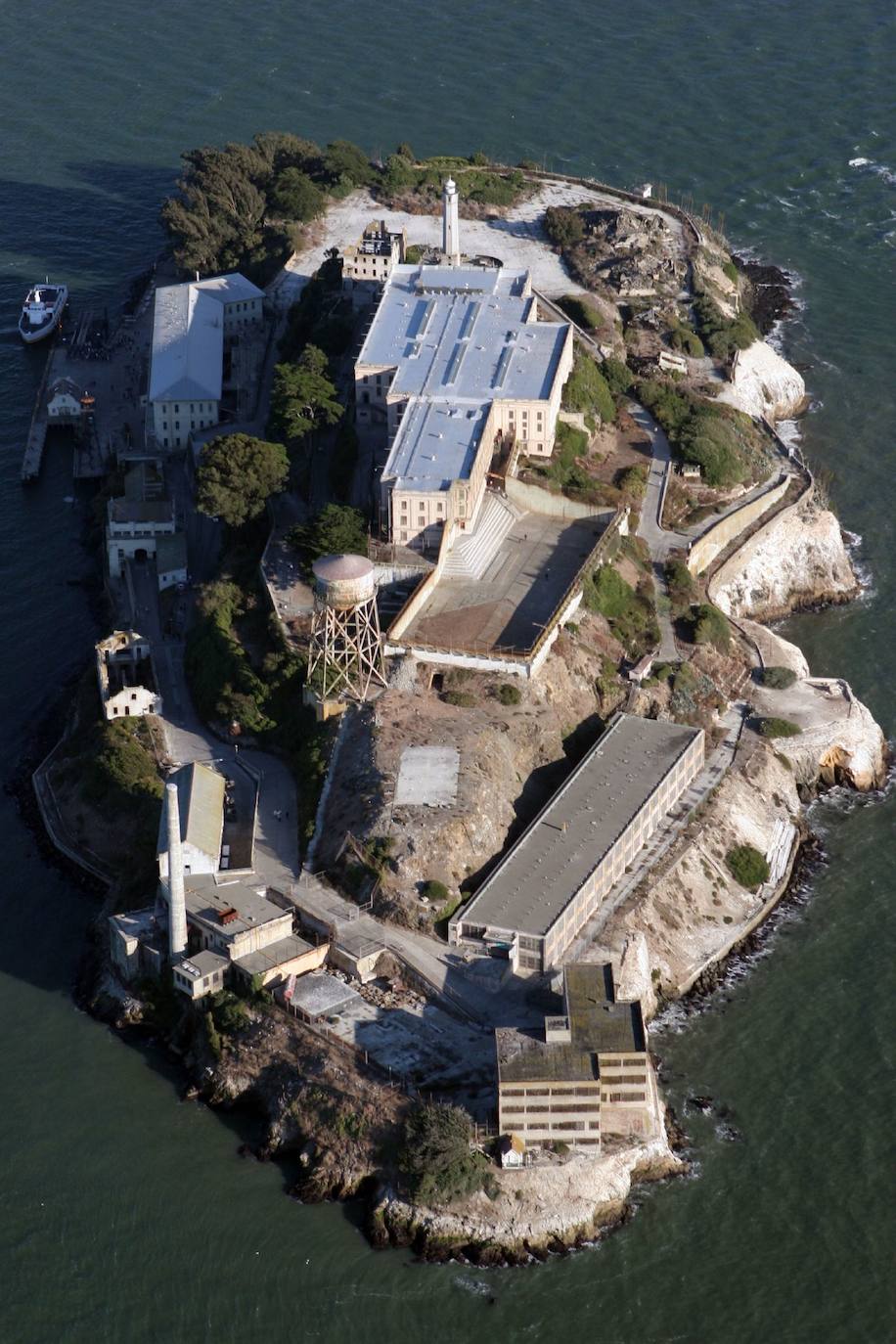 2.- Alcatraz (San Francisco, Estados Unidos) | Alcatraz, isla natural de la bahía de San Francisco es, probablemente, la cárcel más famosa del mundo, aunque solo funcionara como tal durante 29 años (de 1934 a 1963). Alcatraz fue una superprisión, un experimento penitenciario ante el incremento de los crímenes en Estados Unidos tras la Gran Depresión de la década de 1930. En 'La Roca', como también era conocida, estuvieron algunos de los mafiosos más conocidos de la época, como Al Capone o Robert Birdman Stroud.