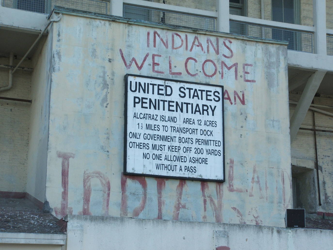 2.- Alcatraz (San Francisco, Estados Unidos) | Alcatraz, isla natural de la bahía de San Francisco es, probablemente, la cárcel más famosa del mundo, aunque solo funcionara como tal durante 29 años (de 1934 a 1963). Alcatraz fue una superprisión, un experimento penitenciario ante el incremento de los crímenes en Estados Unidos tras la Gran Depresión de la década de 1930. En 'La Roca', como también era conocida, estuvieron algunos de los mafiosos más conocidos de la época, como Al Capone o Robert Birdman Stroud.