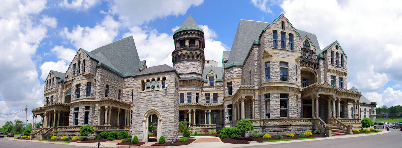 3.- Ohio State Reformatory (Mansfield, Estados Unidos) | En Mansfield, en el Estado de Ohio, hay una cárcel de película. En Ohio State Reformatory se rodó 'Cadena perpetua' (1994), con Morgan Freeman y Tim Robbins. El Ohio State Reformatory es también un sitio con unas connotaciones esotéricas que atrae a muchos buscadores de la vida en el más allá.