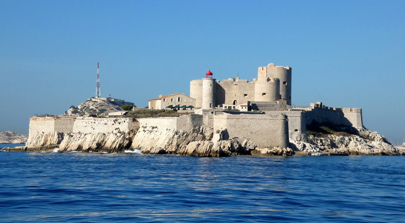 5.- Castillo de If (Marsella, Francia) | Esta prisión, que se contempla desde la costa en la bahía de Marsella, se hizo mítica cuando Alejandro Dumas la convirtió en el lugar donde encierran a Edmond Dantès, el héroe de su novela El conde de Monte Cristo, (1844). El castillo de If funcionó como cárcel de estado desde 1580 a 1871 y su ubicación estratégica le permitía tanto poner a buen recaudo a los reos como proteger a la ciudad de posibles invasiones. Actualmente se puede acceder a ella a través de un ferry.