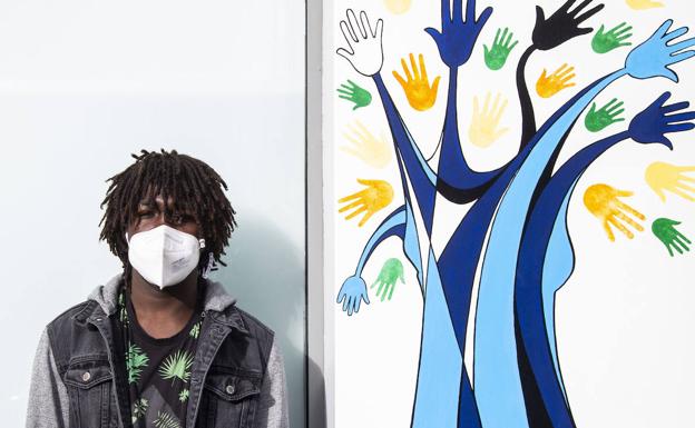 Ahmed, en uno de los murales que ilustran la entrada de Accem. 