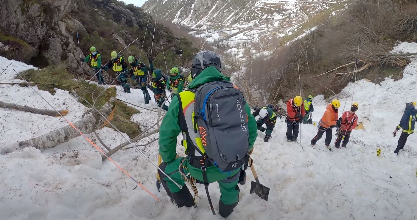 El operativo de la Guardia Civil se vuelca en la zona tras estabilizarse el área | Unidades caninas y Bomberos de Asturias participan en la localización del operario tras acceder de nuevo a la quitanieves.