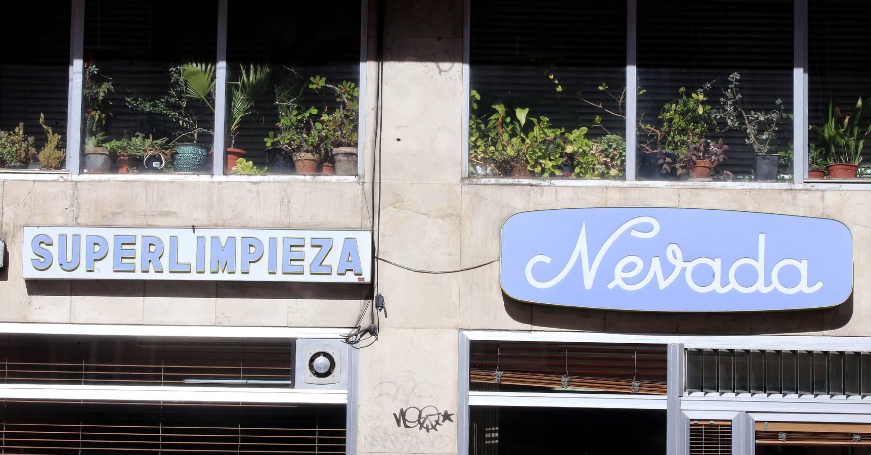 Calle Madre de Dios, 11. Tipografía: sans serif, condensed, script.