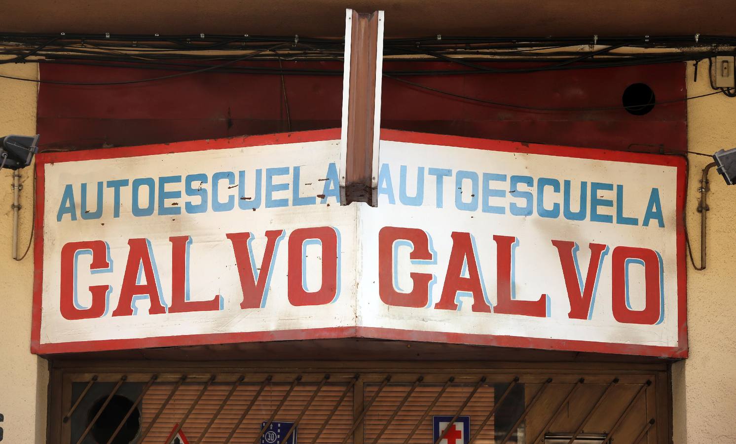 Calle Gallo, 16. Tipografía: rotulada, serif, cuadradas.