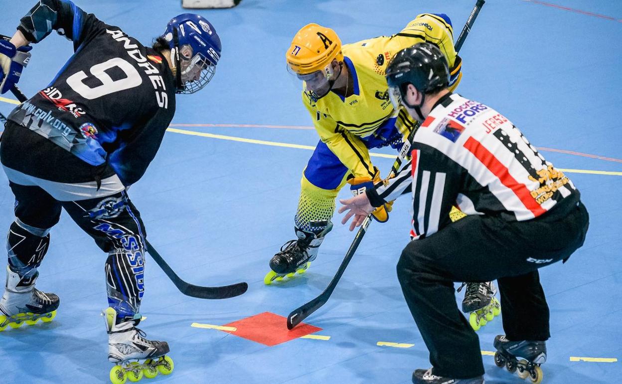 Una imagen del choque entre canarios y vallisoletanos. 