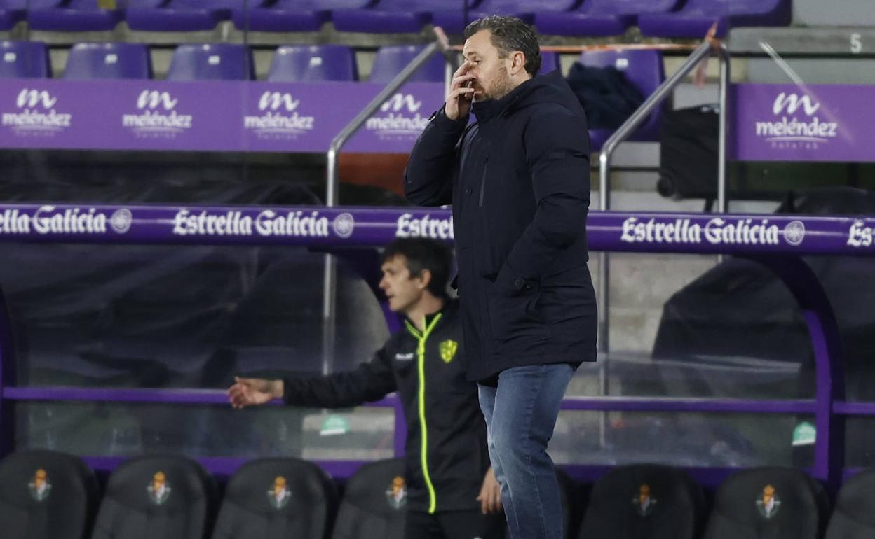 Sergio, con Pacheta a su espalda, se lleva la mano a la cara en un momento del partido ante el Huesca.