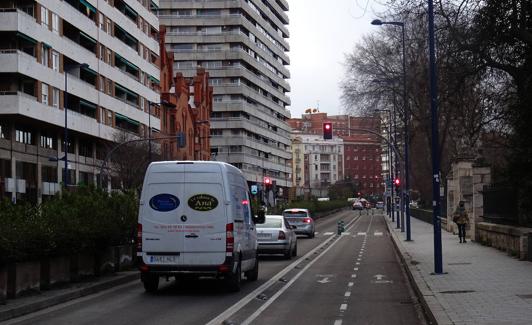 El paseo de Isabel la Católica, junto al carril bici que conduce hacia Zorrilla.