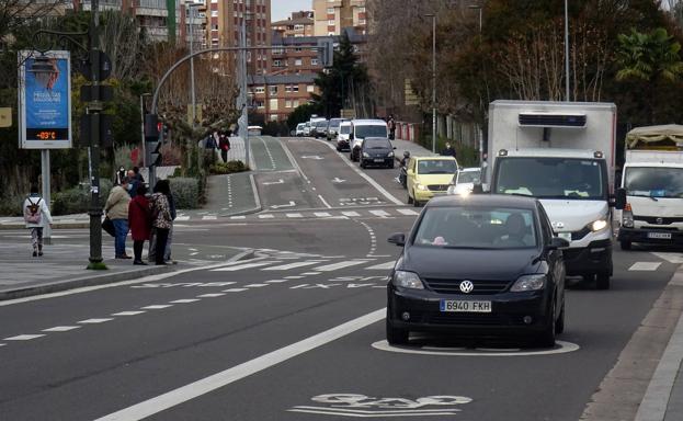 Circulación por la entrada a Poniente desde el puente.