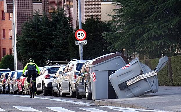 Un contenedor volcado por el viento en la calle Hernando de Acuña de Parquesol.