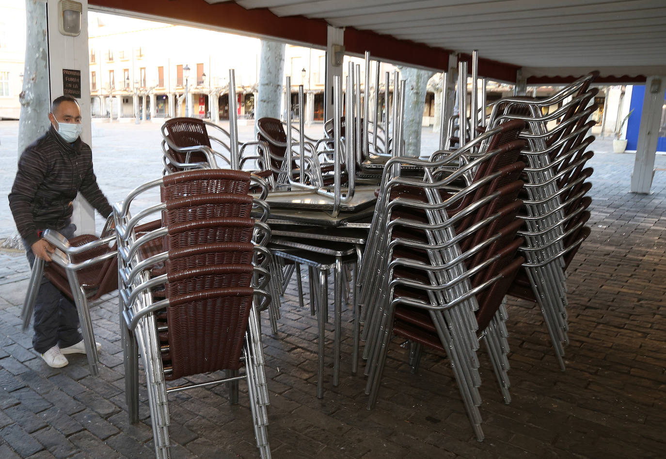 Recogida de una terraza en la Plaza Mayor.
