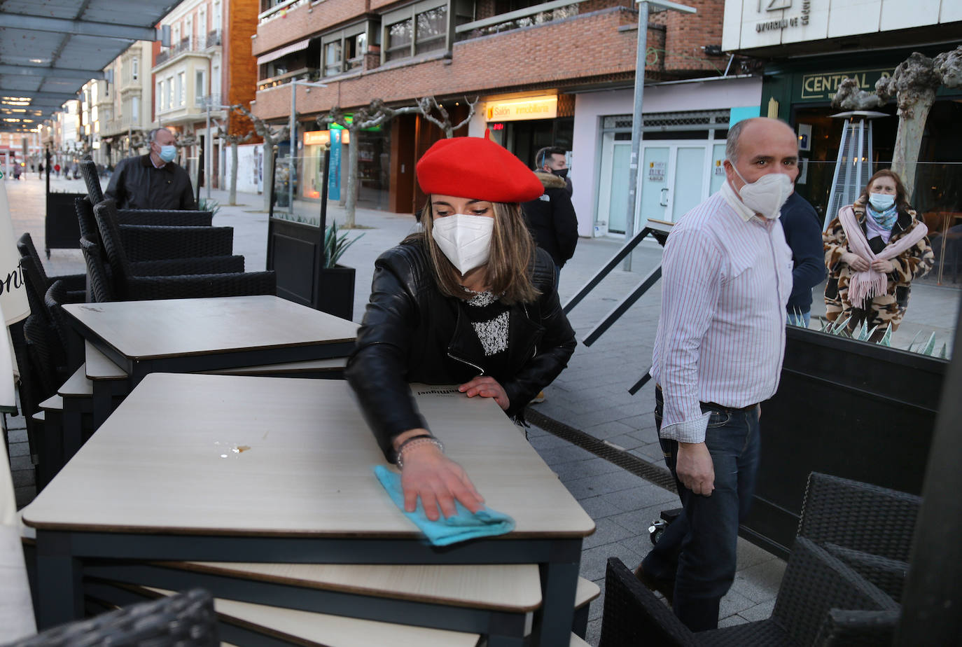 Recogida de una terraza en la Plaza Mayor.